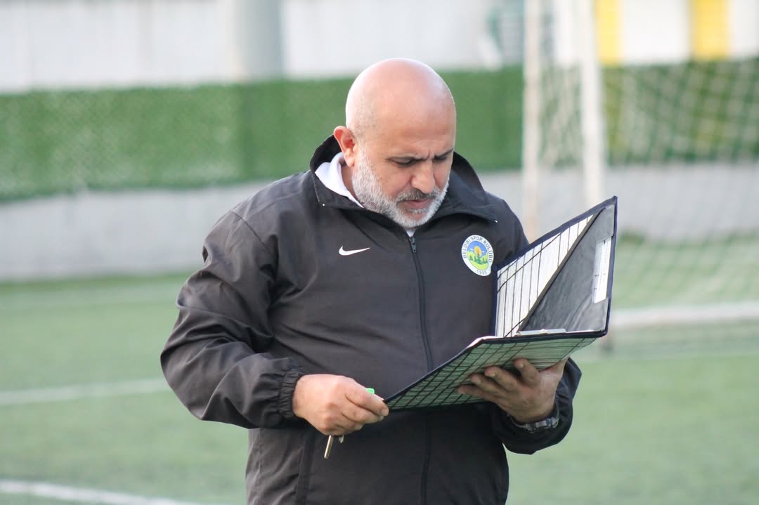 Beldibispor antrenörü saha kenarında