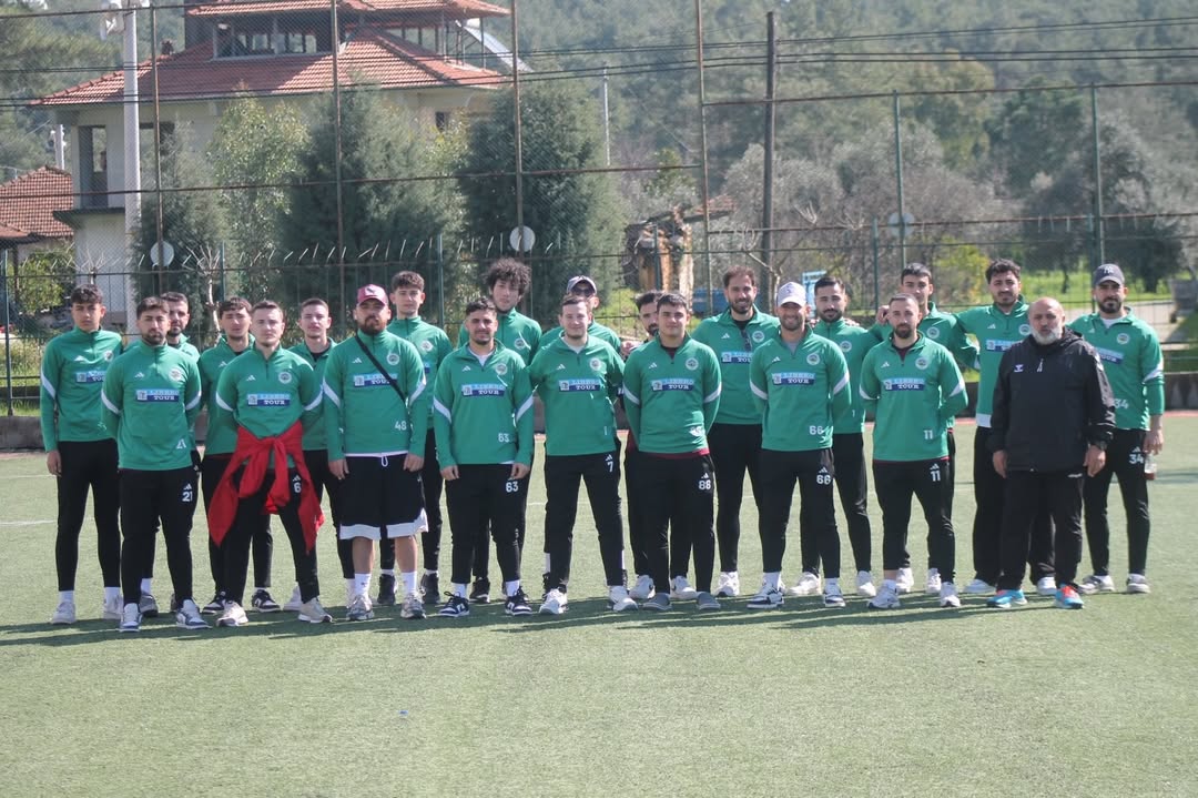Beldibispor oyuncuları ısınma formalarıyla